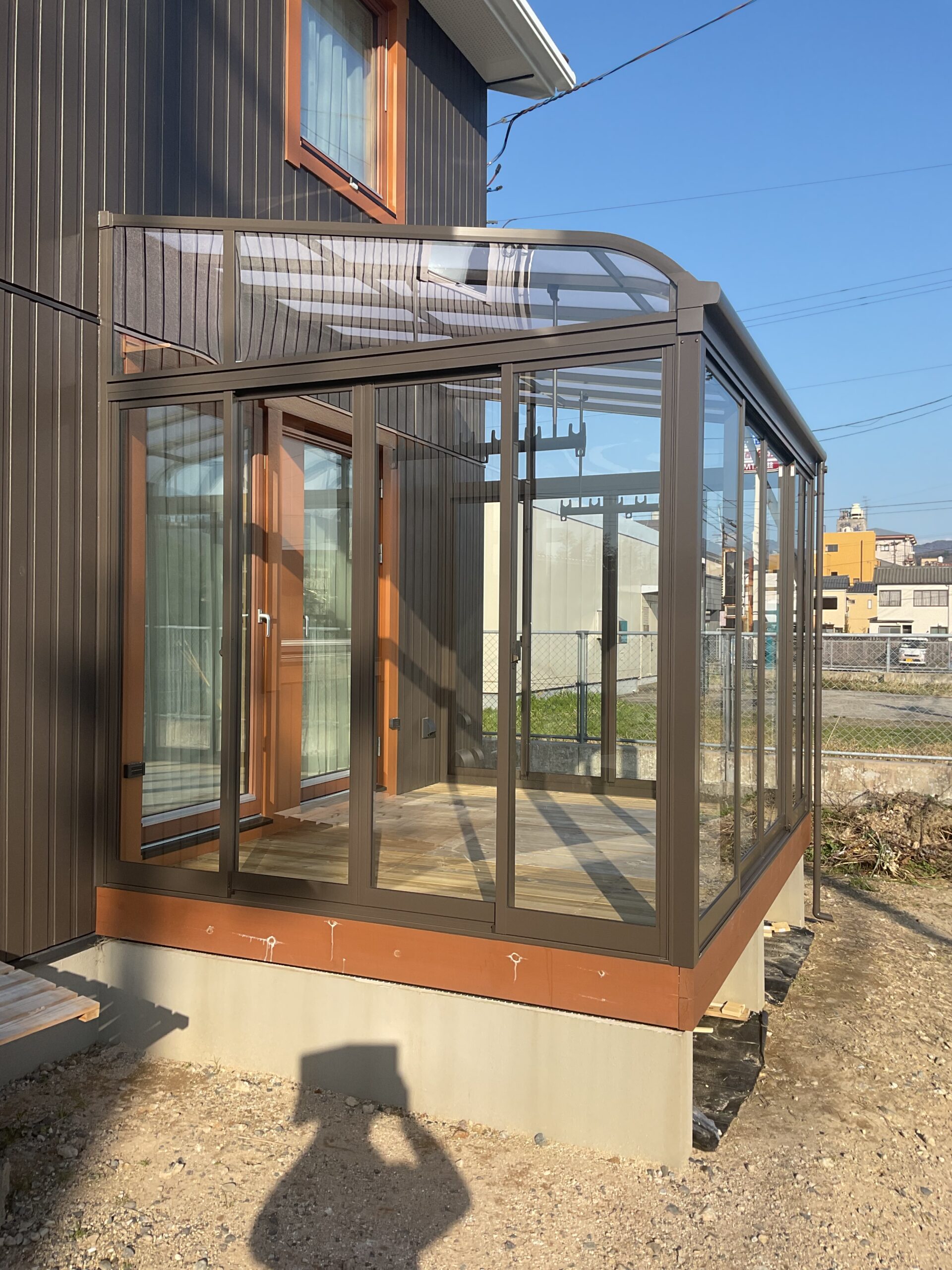新発田市月岡　一般住宅　既存ウッドデッキ　サンルーム取付工事